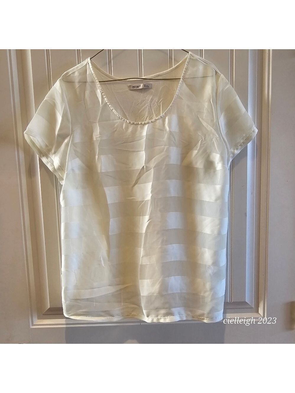 💥4 for $25💥 Old Navy cream tshirt